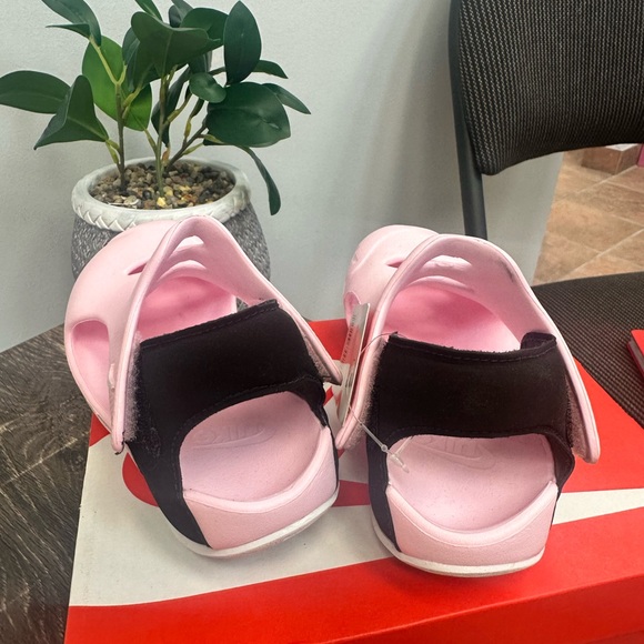 straps secure the fit
Quick-drying and durable
Rubber traction on sole - Picture 3 of 7